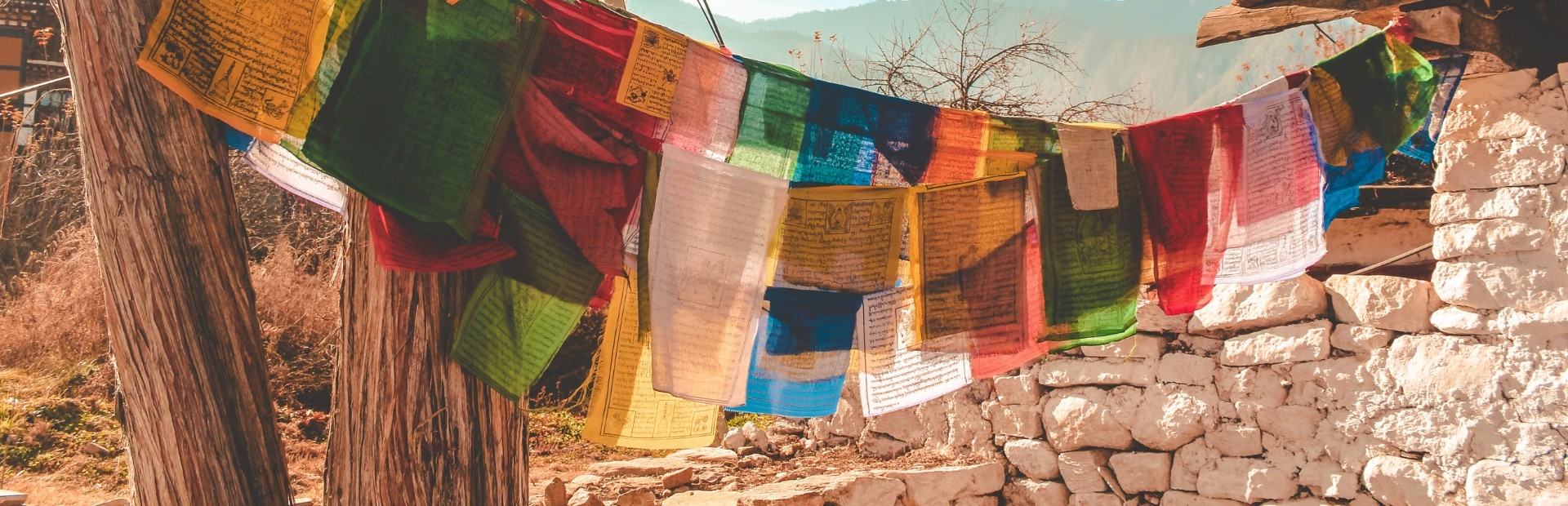 Gebetsflaggen auf dem Bumdra Trek in Bhutan
