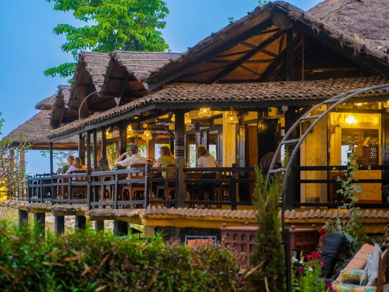 Restaurant im Freien in der Chitwan Lodge