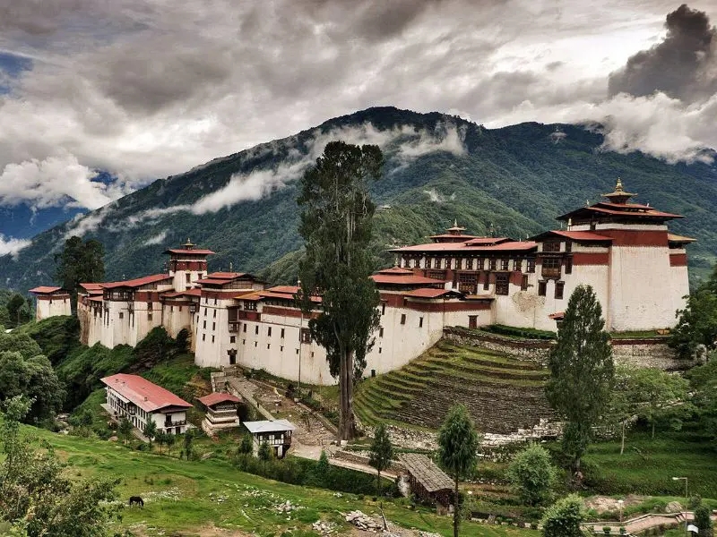 Wolken über dem Dzong in Bumthang in Bhutan