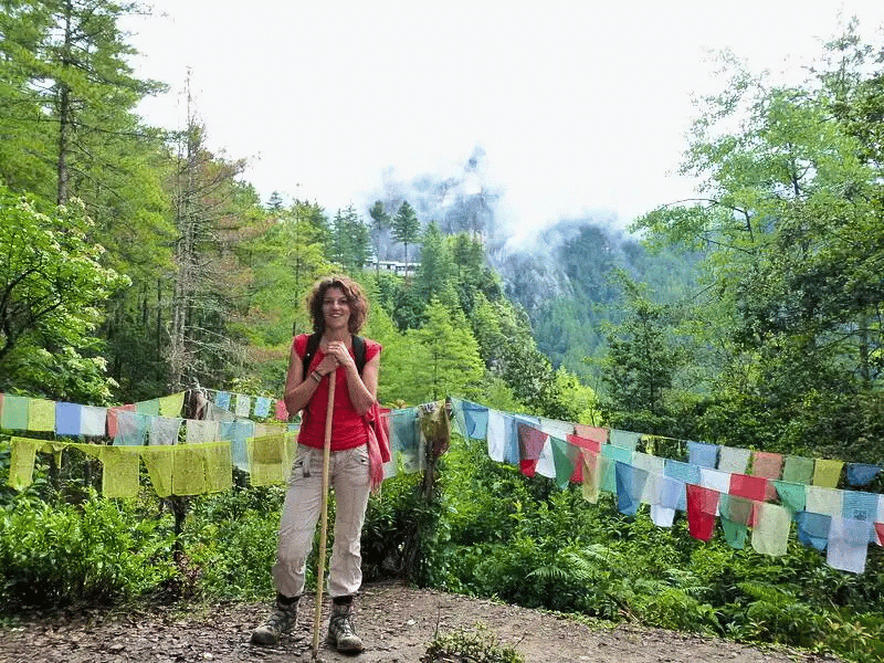 Touristin beim Trekking in Bhutan