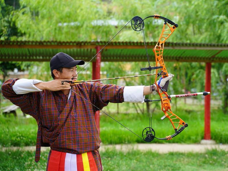 Einheimischer in Bhutan beim Bogenschießen