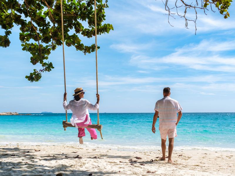 Touristen am Strand von Koh Samet in Thailand