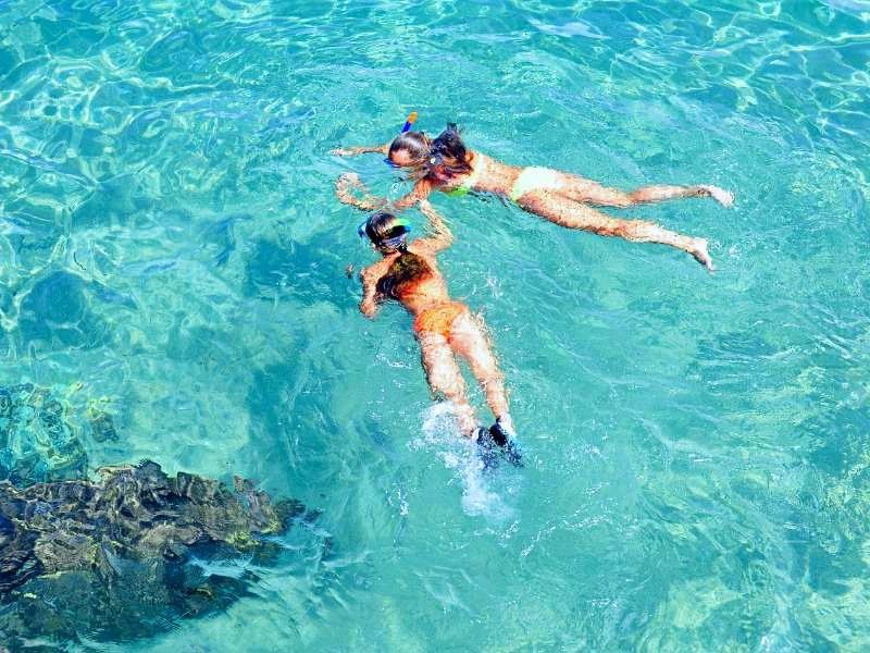 Zwei Touristen beim Schnorcheln in Thailand