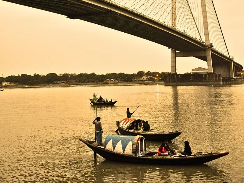 Bootstour auf dem Fluss in Kolkata in Indien