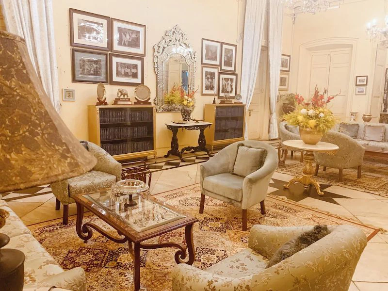 Gemütliche Sitzecke im Hotel in Kolkata