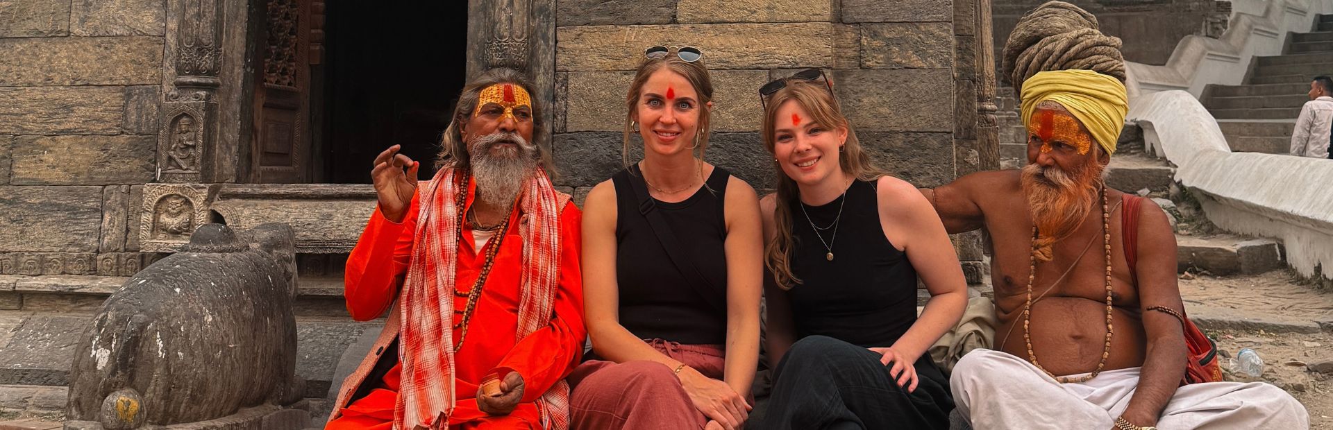 Zwei Touristinnen mit Einheimischen in Kathmandu in Nepal
