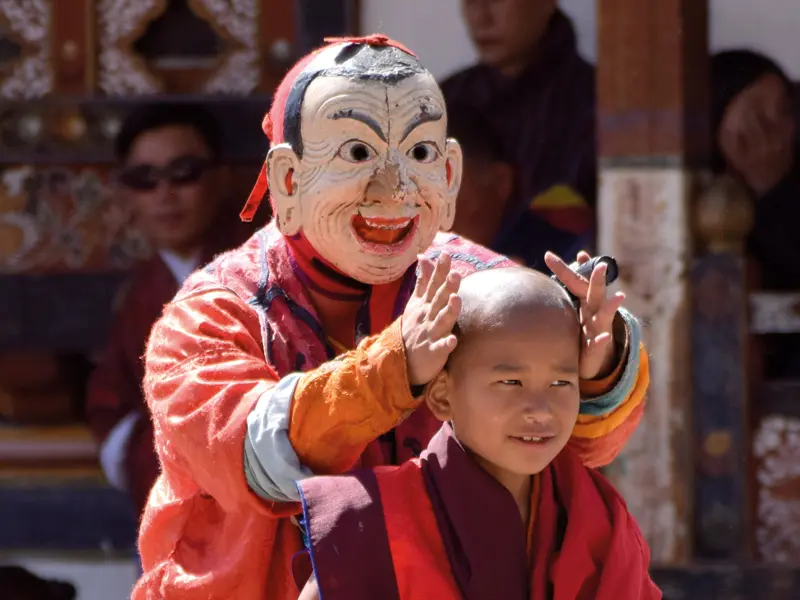 Junge und Mönch in Bhutan