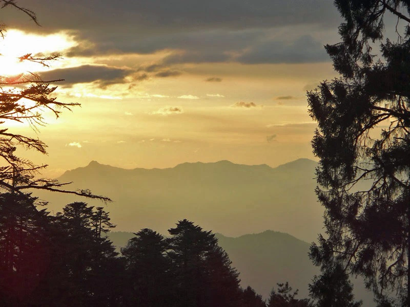 Sonnenaufgang über den Bergen beim Trekking