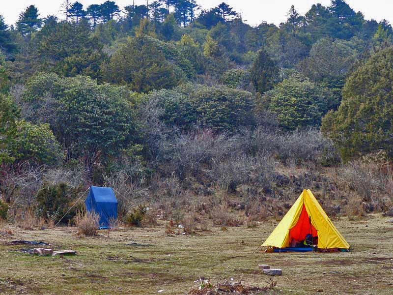 Zelt und Toilettenzelt beim Camping auf einem Bhutan Trekking