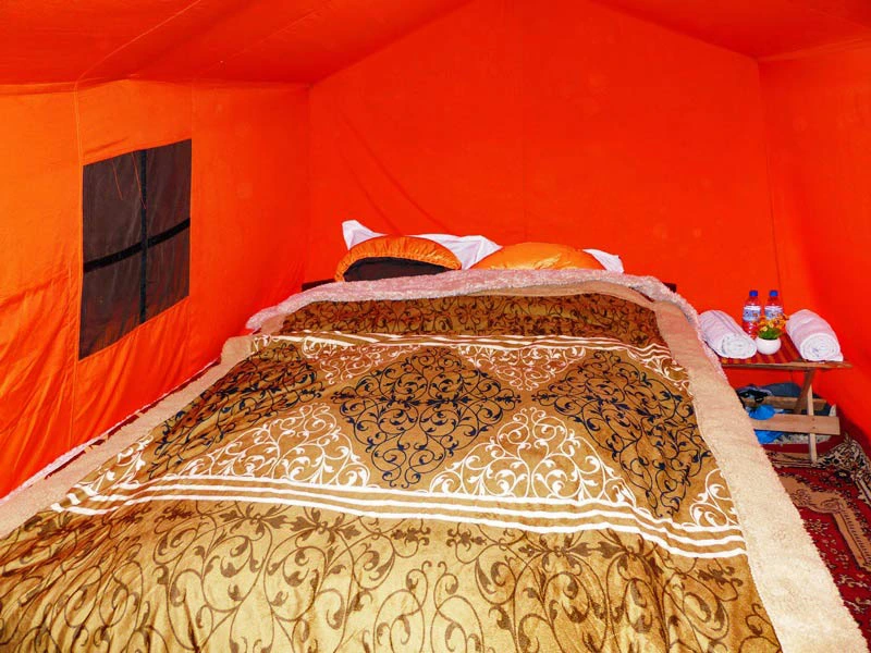 Luxuszelt mit Bett, Decken und warmen Schlafsäcken beim Bumdra Trekking in Bhutan