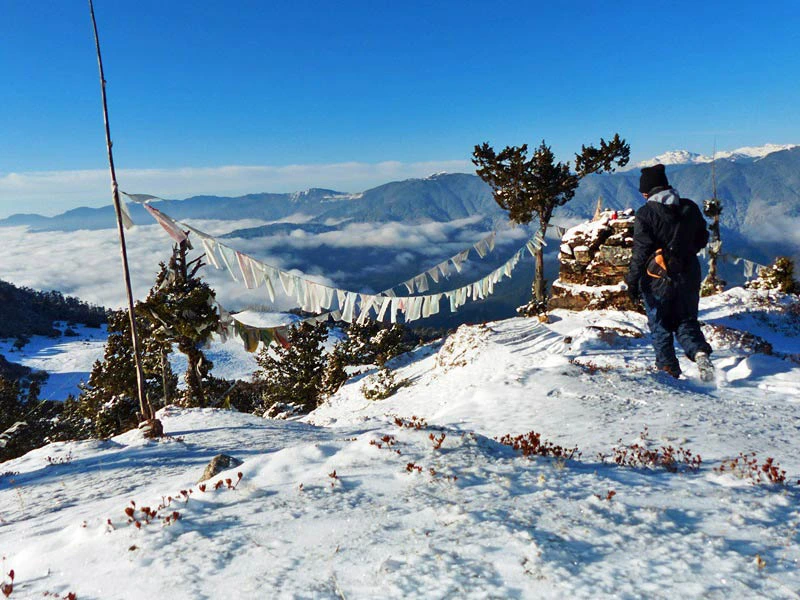 Schneebedeckter Berggipfel beim Bumdra Trekking in Bhutan