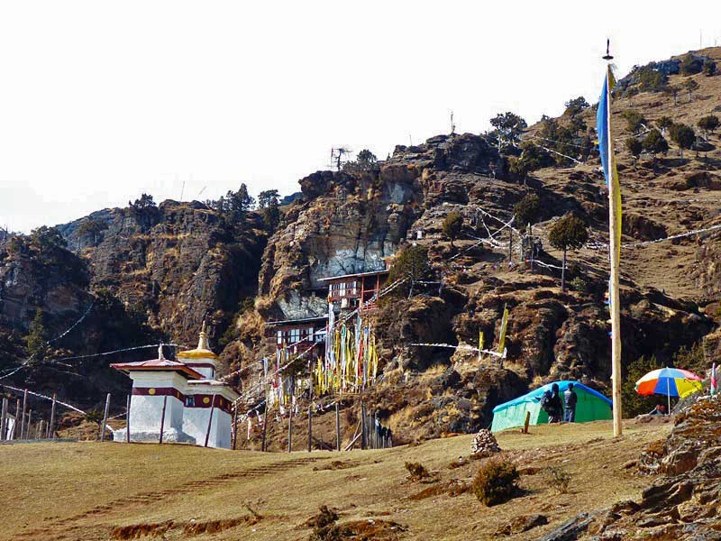 Zeltlager vor dem Bumdra Kloster am Felshang