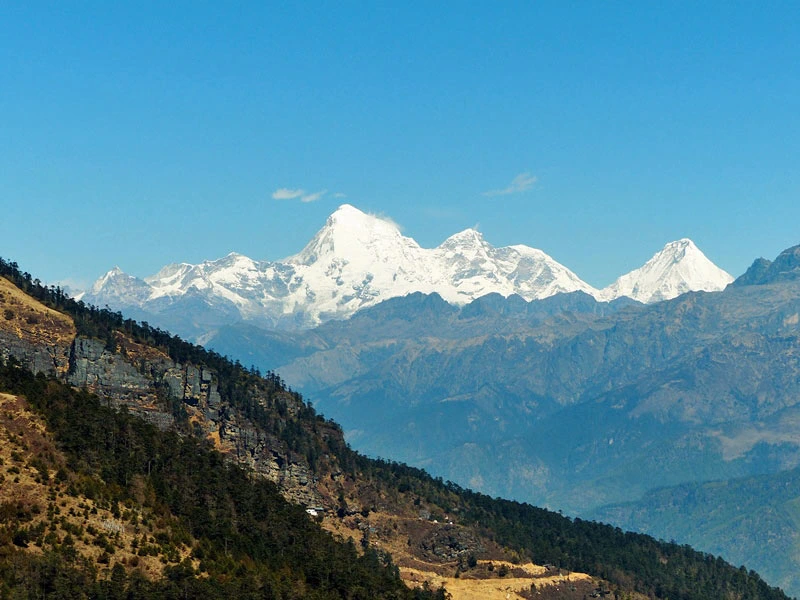 Blick auf die schneebedeckten Gipfel des Jomolhari Bergs vom Chelela Pass.