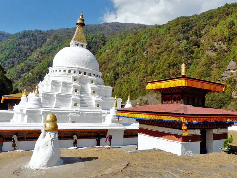 Die weiße Stupa Gom Kora in Trashi Yangtse