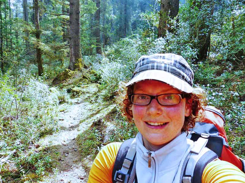 Wanderer im dichten Wald in Bhutan.