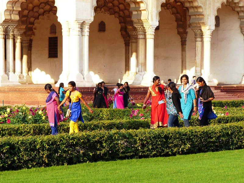 Inderinnen beim Agra Fort in Indien