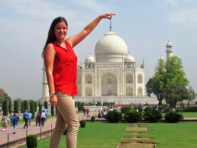 Touristin macht ein Foto am Taj Mahal