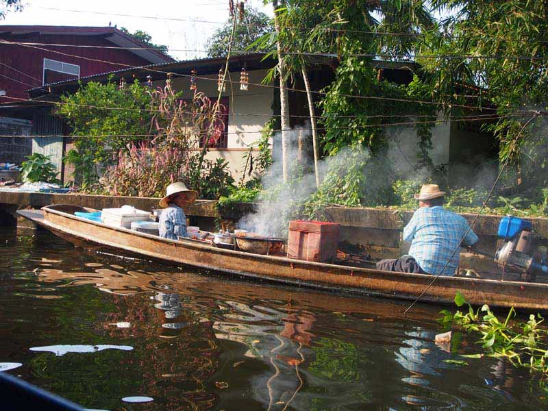 Schwimmende Küchen in den Khlongs von Bangkok