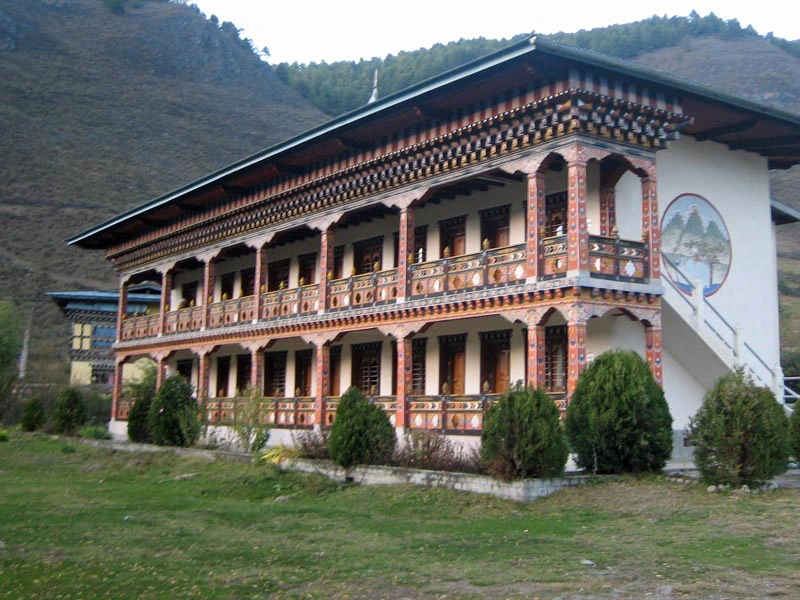 Außenansicht des Hotels im Haa Tal