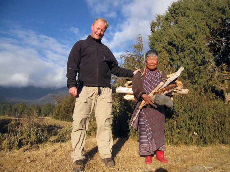 Tourist mit einer einheimischen Frau während des Trekkings in Bhutan