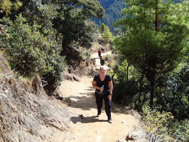 Touristin beim Trekking zum Tigernest Kloster in Bhutan