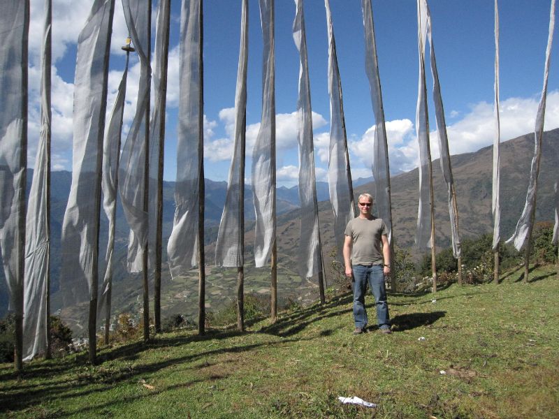 Mann vor Flaggen in Bhutan
