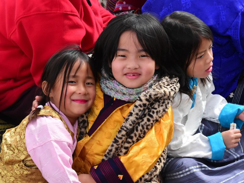Zwei kleine Mädchen in Bhutan