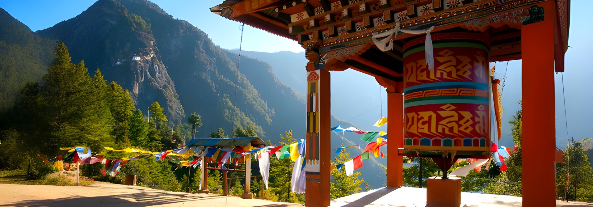 Bhutan Gebetsmühle und Flaggen auf einem Berg