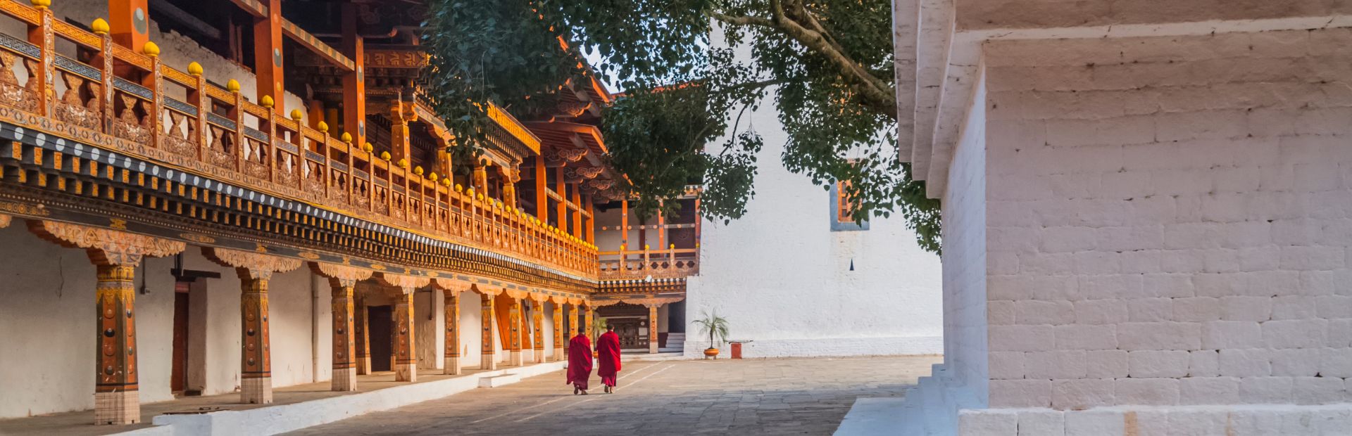 Mönche im Kloster in Bhutan