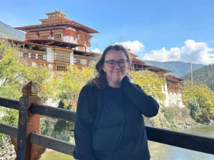 Touristin vor dem Punakha Dzong in Bhutan