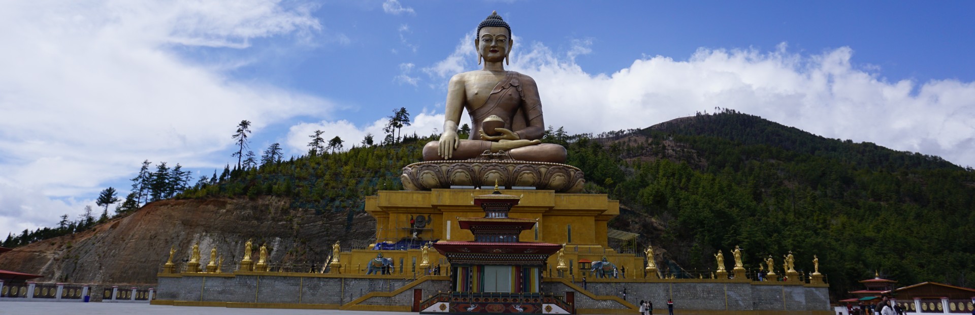 Große Buddha Statue vor blauem Himmel in Thimphu in Bhutan