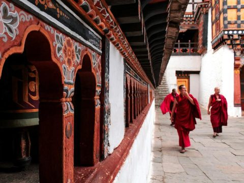 Mönche in einem Kloster in Bhutan