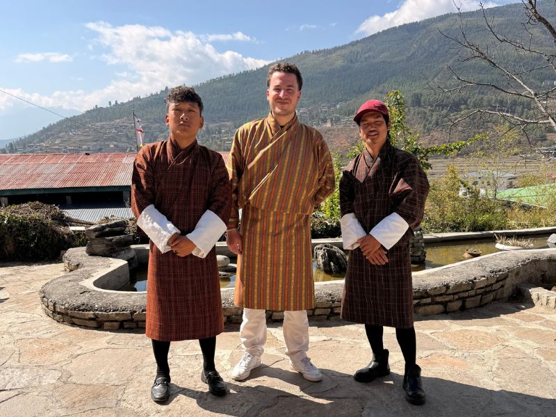 Tourist mit Guide und Fahrer in Bhutan