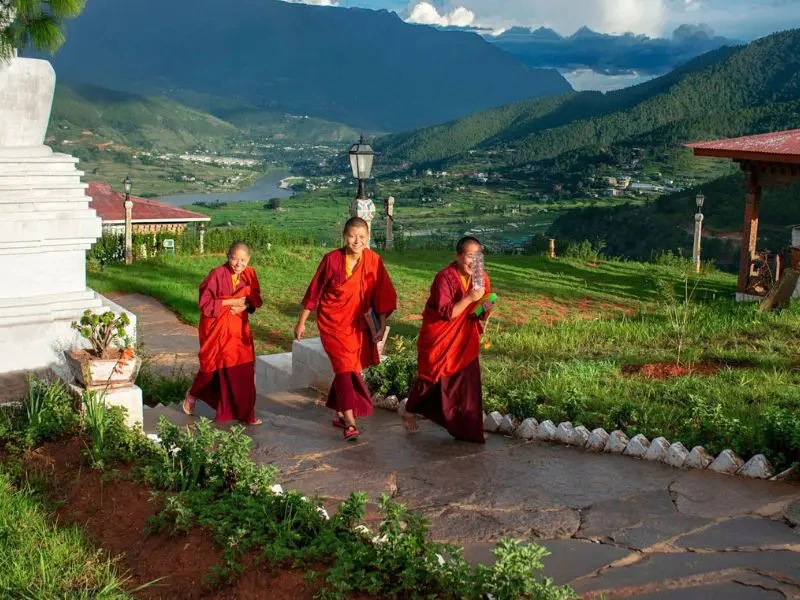 Mönche im Punakha Tal in Bhutan