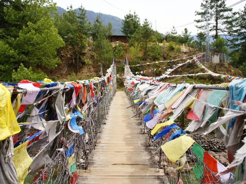 Brücke mit Gebetsflaggen in Bumthang in Bhutan