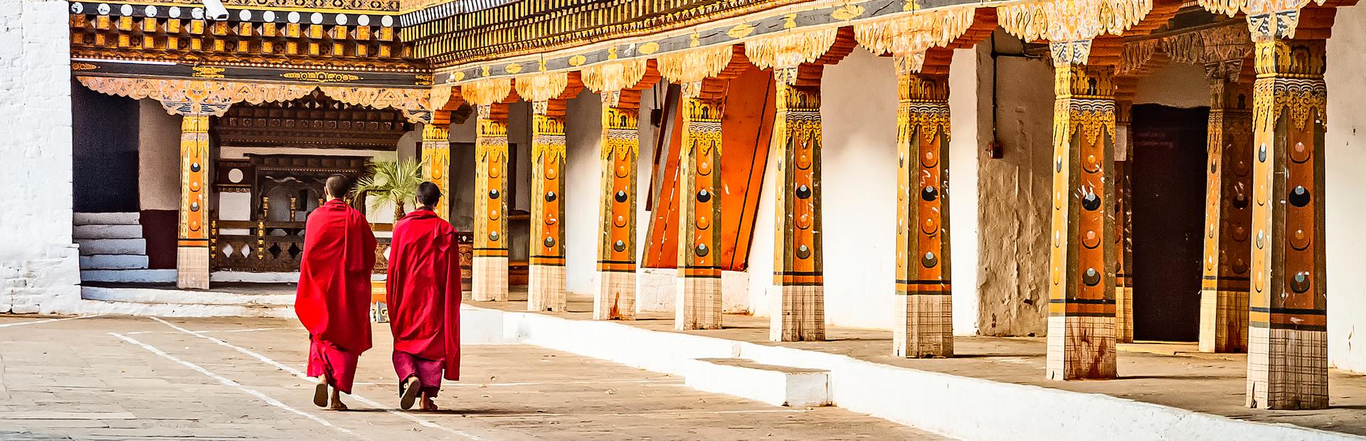 Mönche in einem Kloster in Bhutan