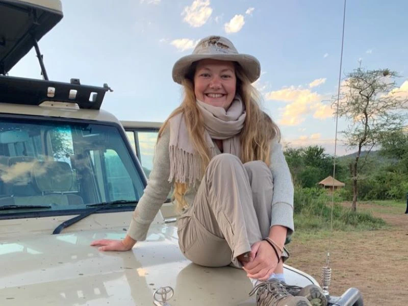 Während der Safari auf dem Jeep verweilen