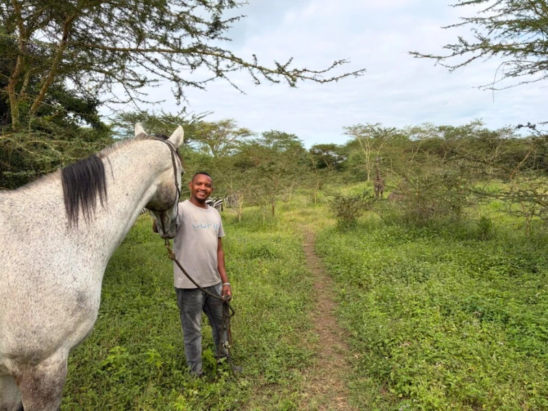 Guide beim Ausritt in Arusha, Tansania