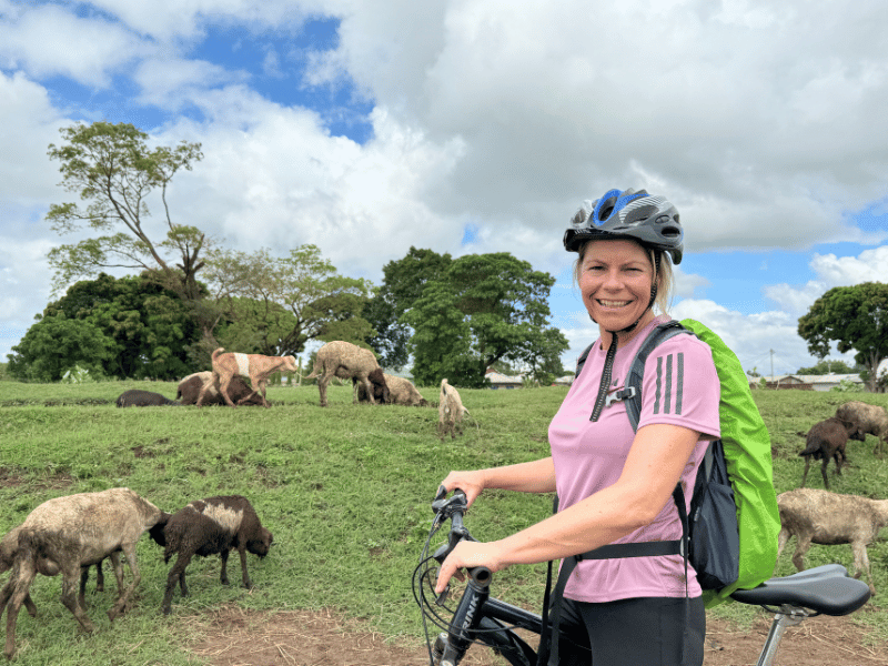 Frau beim Radfahren in Moshi, Tansania