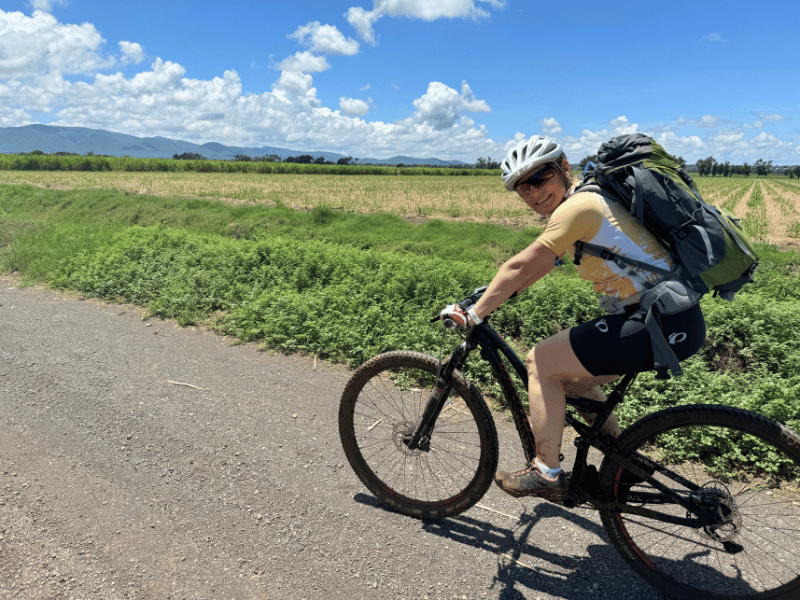 Touristin beim Radfahren in Moshi, Tansania