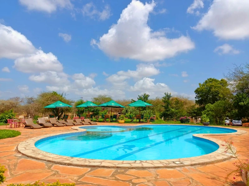 Pool der Lodge in Tsavo Ost, Kenia