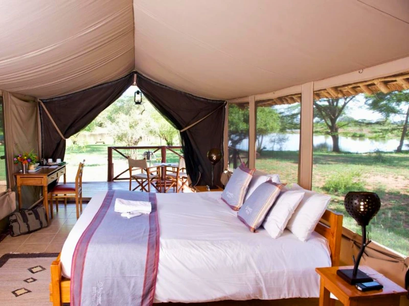 Bett im Tented Camp in Tsavo West, Kenia