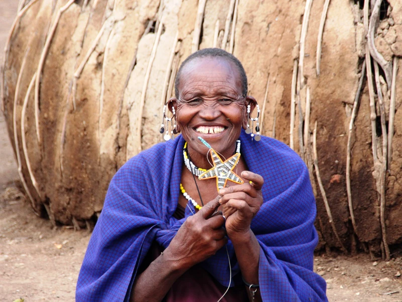 Tansania - lachende Massaifrau