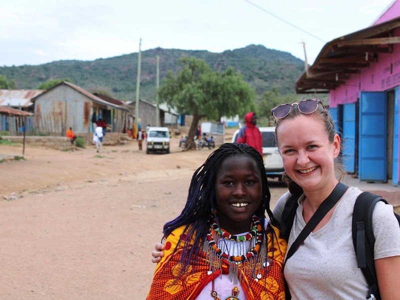 Reisende zusammen mit Massaifrau