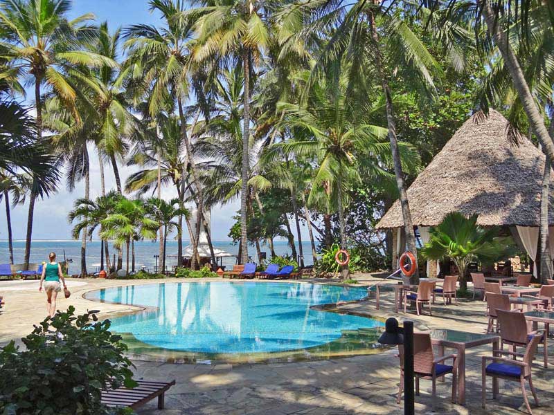 Pool eines Hotelresorts am Diani Beach Kenia
