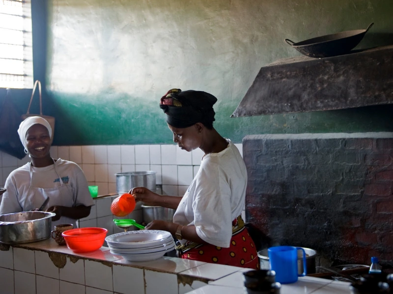 Frau kocht afrikanische Gerichte