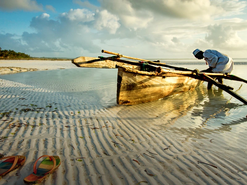 Strand mit Boot auf Sansibar