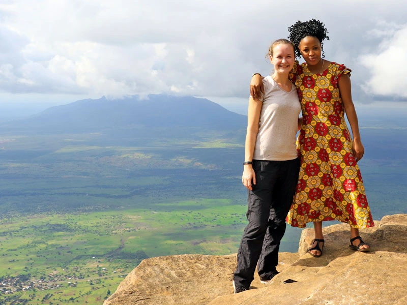 Reisende mit einheimischer Frau im Masai Mara