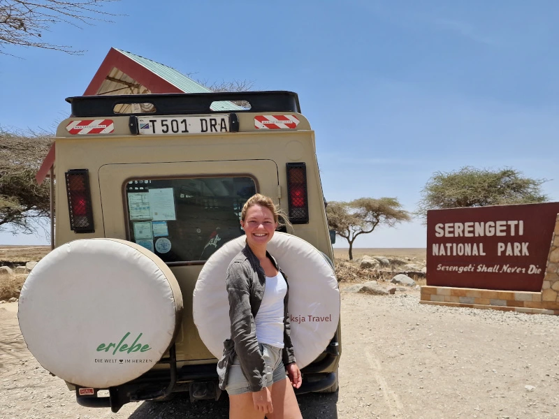 Tansania Safariauto am Eingang zum Serengeti Nationalpark
