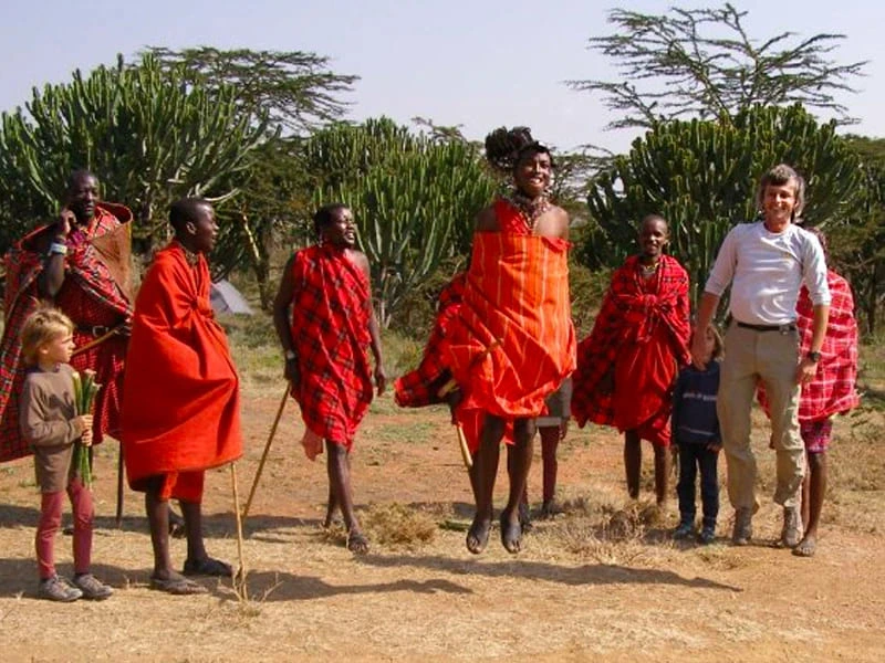 Mann besucht Massai Dorf
